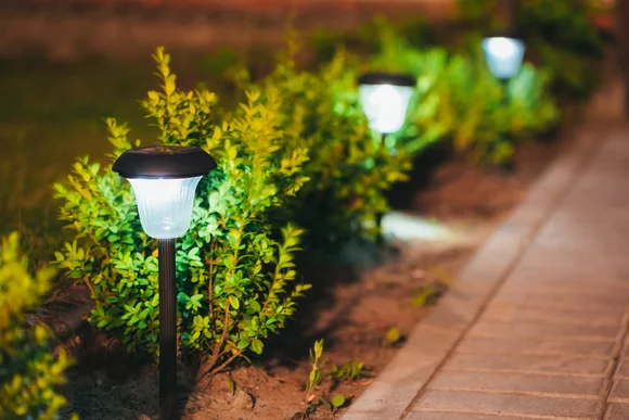 Solarleuchten säumen einen Gartenweg